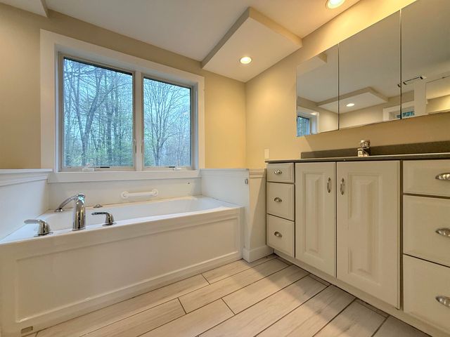 14 Moharimet Drive, Madbury, NH 03823