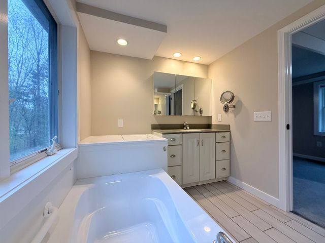 14 Moharimet Drive, Madbury, NH 03823