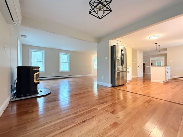 14 Moharimet Drive, Madbury, NH 03823