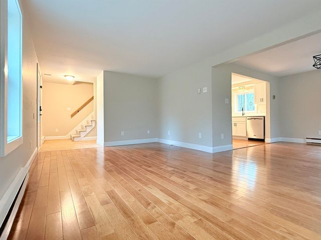 14 Moharimet Drive, Madbury, NH 03823