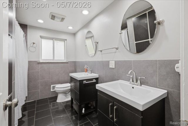 2735 N Williams Lake Road, Waterford Charter Township, MI 48329