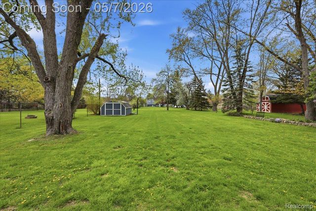 2735 N Williams Lake Road, Waterford Charter Township, MI 48329