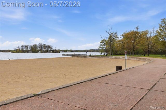 2735 N Williams Lake Road, Waterford Charter Township, MI 48329