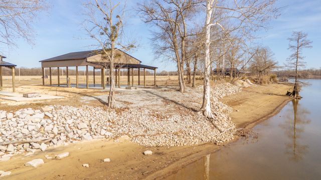 209 Hardin Bottom River Rd, Clifton, TN 38425
