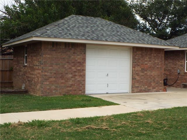 2829 Larkspur Road, Moore, OK 73160