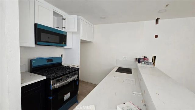 8601 International 249, Canoga Park, CA 91304