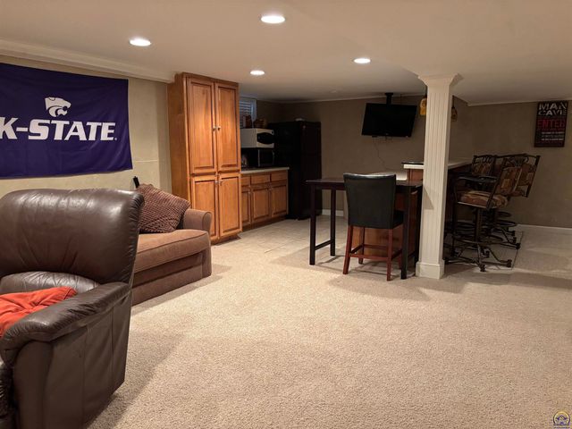 930 Huntington RD, Emporia, KS 66801