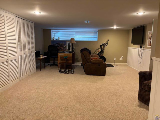 930 Huntington RD, Emporia, KS 66801