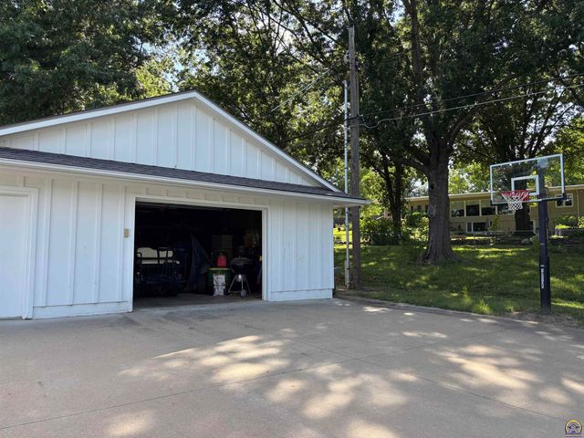 930 Huntington RD, Emporia, KS 66801