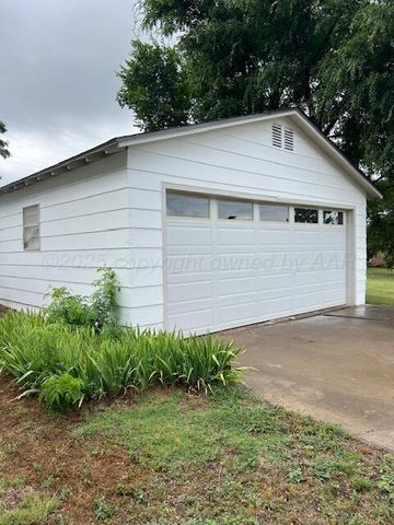 401 Cedar Street, Mclean, TX 79057