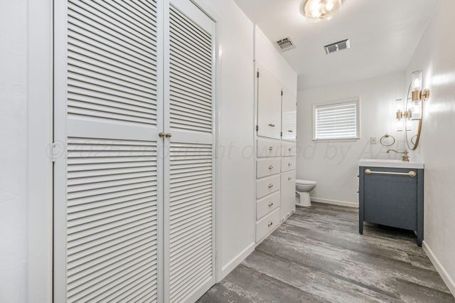 401 Cedar Street, Mclean, TX 79057