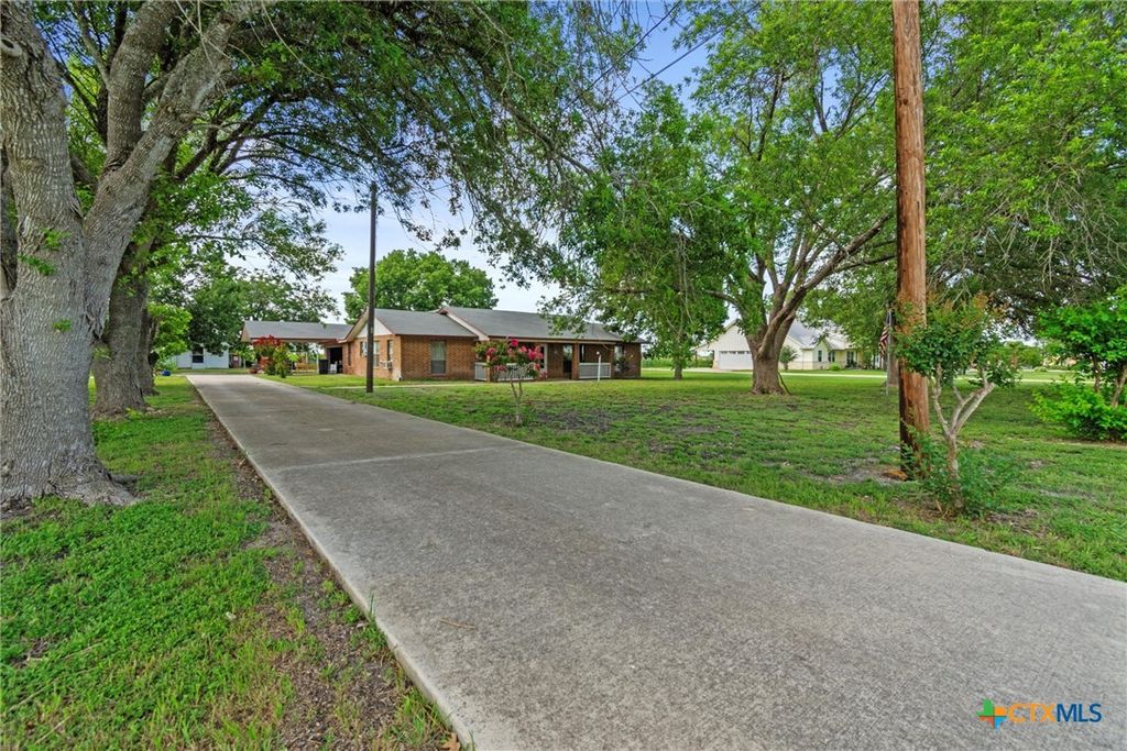 Image 2 of property listing at 2080 Allison Road, Martindale, TX 78655