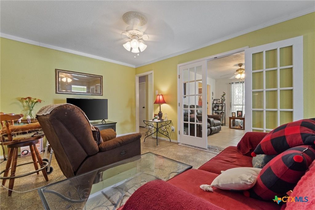 Image 4 of property listing at 2080 Allison Road, Martindale, TX 78655