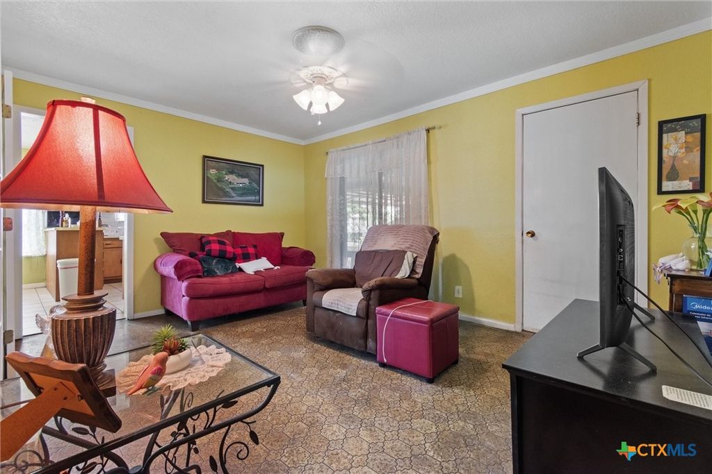 Image 5 of property listing at 2080 Allison Road, Martindale, TX 78655