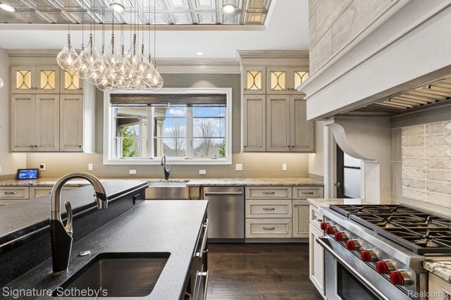 4911 Pinnacle Boulevard, Oakland Charter Township, MI 48306