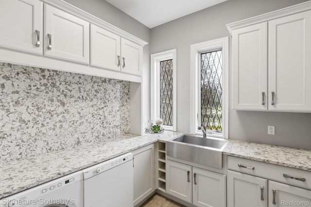 4911 Pinnacle Boulevard, Oakland Charter Township, MI 48306