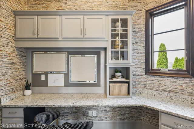 4911 Pinnacle Boulevard, Oakland Charter Township, MI 48306