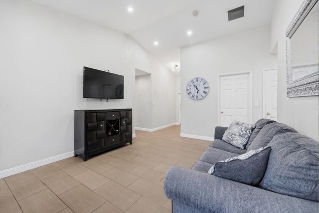 3223 W Sedona Avenue, Visalia, CA 93291