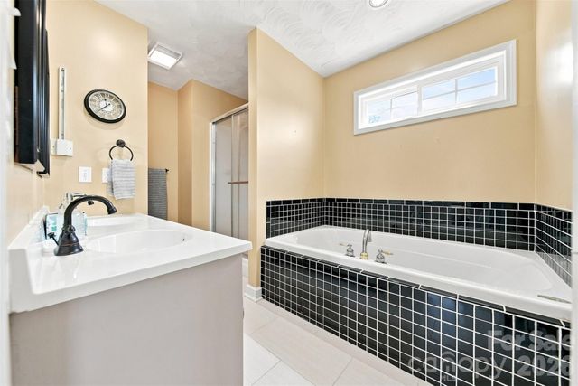 4948 Betty Drive NE, Hickory, NC 28601