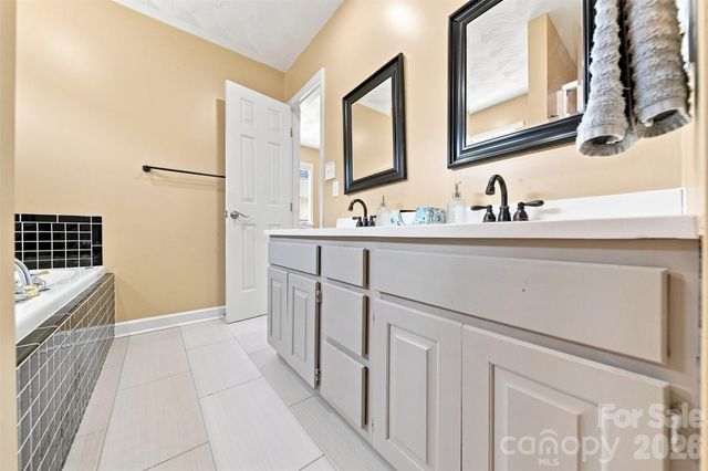 4948 Betty Drive NE, Hickory, NC 28601