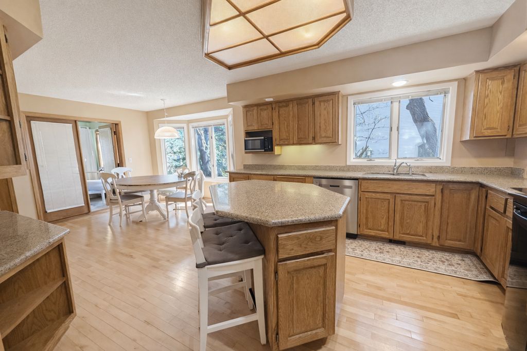 8992 Hidden Meadow Road, Woodbury, MN 55125 — photo 2