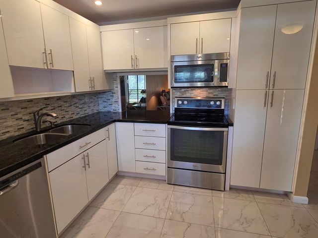 6090 N Sabal Palm Boulevard 209, Tamarac, FL 33319