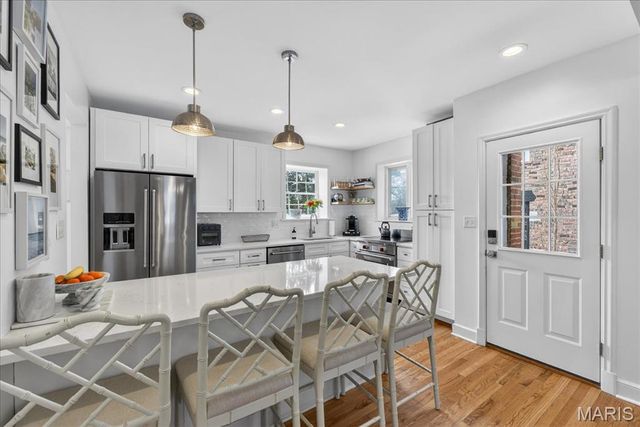 7736 Davis Drive, St Louis, MO 63105