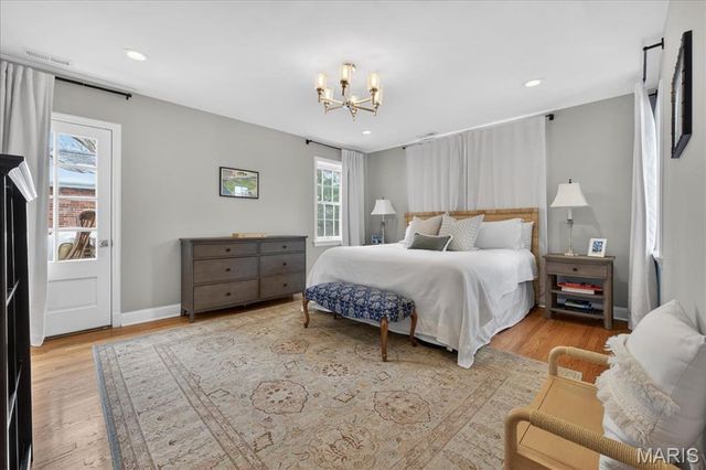 7736 Davis Drive, St Louis, MO 63105