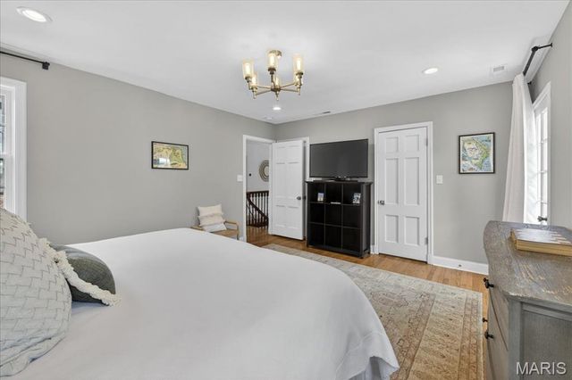 7736 Davis Drive, St Louis, MO 63105