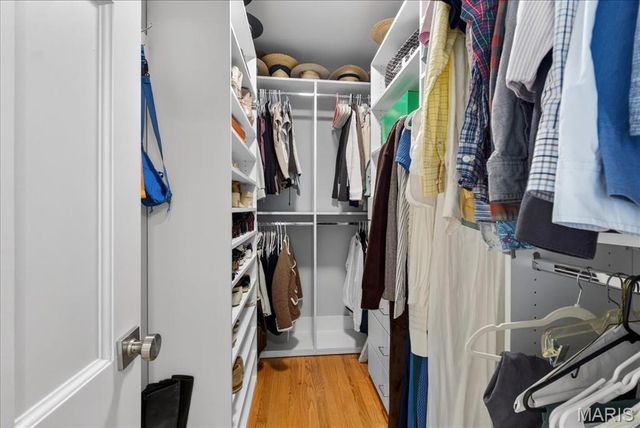 7736 Davis Drive, St Louis, MO 63105