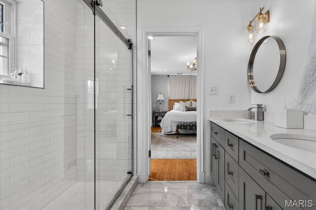 7736 Davis Drive, St Louis, MO 63105