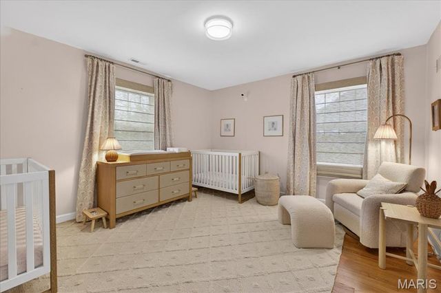 7736 Davis Drive, St Louis, MO 63105