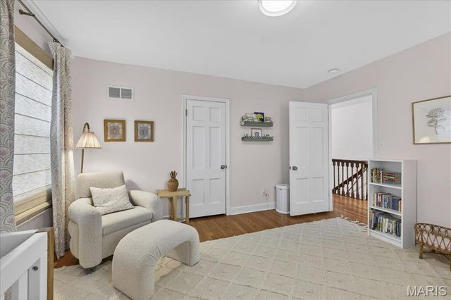 7736 Davis Drive, St Louis, MO 63105