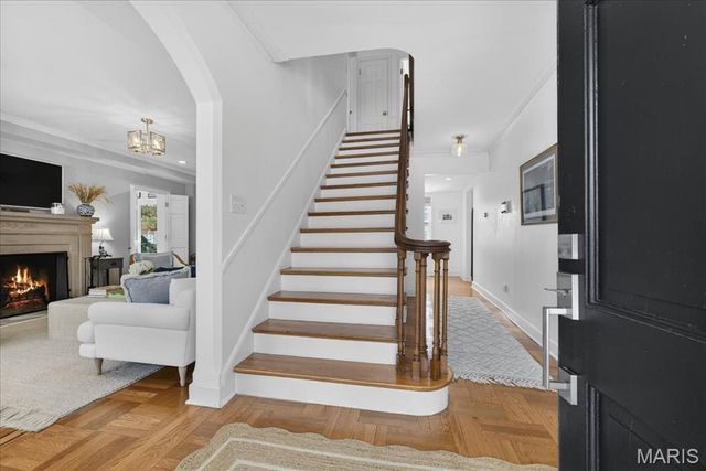 7736 Davis Drive, St Louis, MO 63105