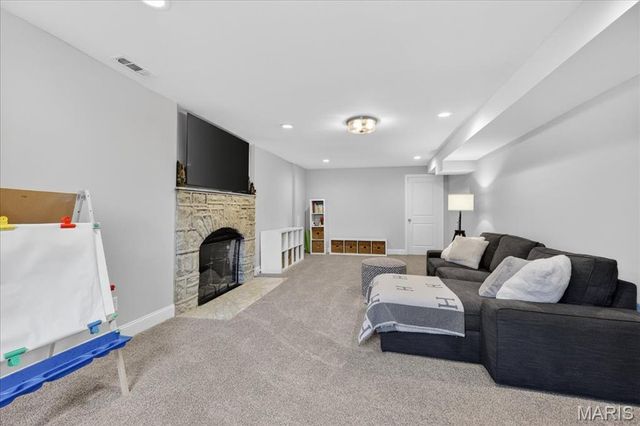 7736 Davis Drive, St Louis, MO 63105