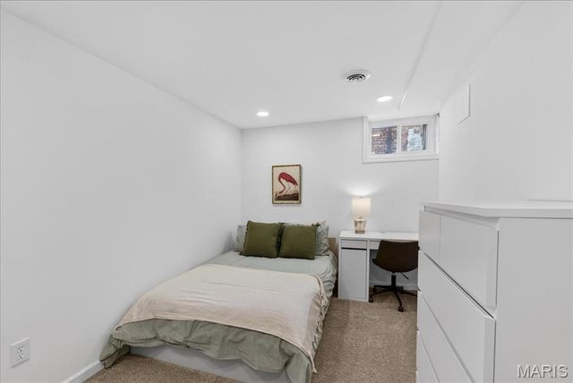 7736 Davis Drive, St Louis, MO 63105