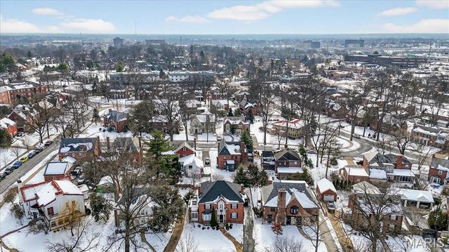 7736 Davis Drive, St Louis, MO 63105