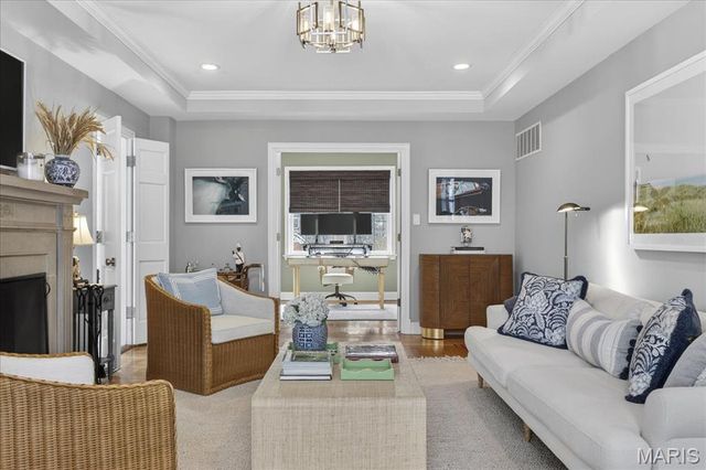 7736 Davis Drive, St Louis, MO 63105