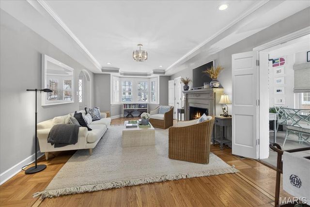 7736 Davis Drive, St Louis, MO 63105