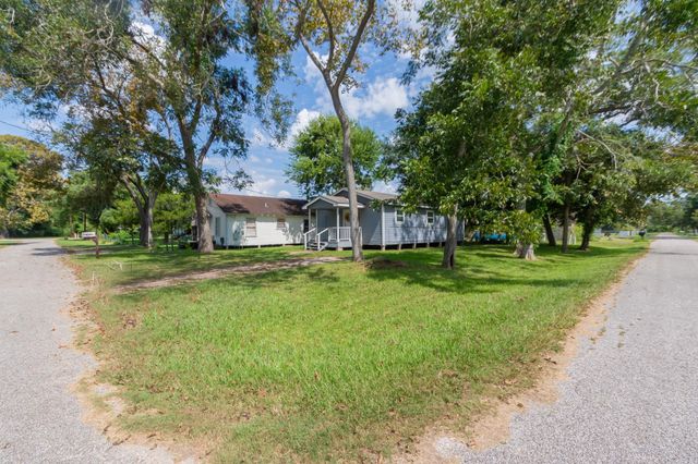 402 W Camp Street, Brazoria, TX 77422