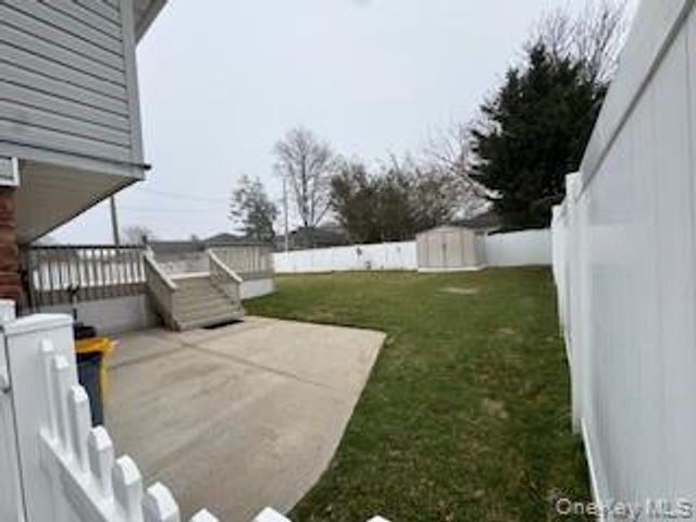 25 Alma Lane, Plainview, NY 11803