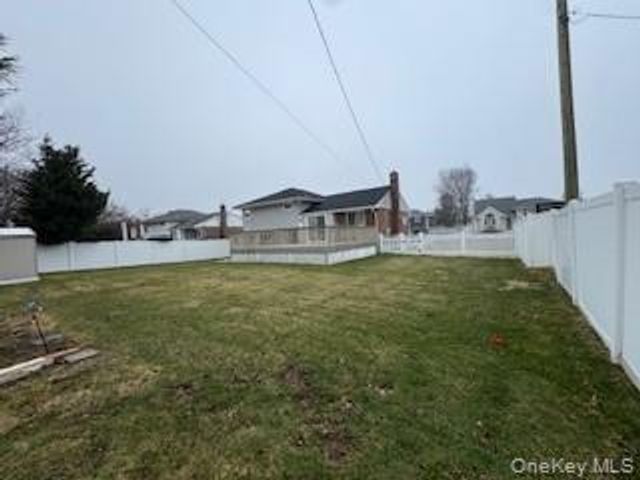 25 Alma Lane, Plainview, NY 11803