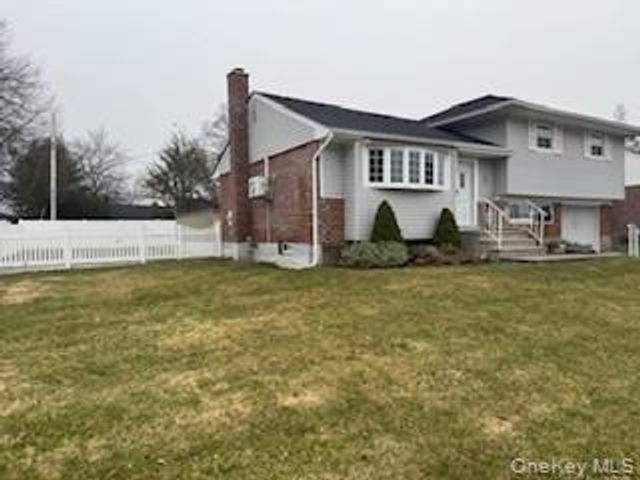 25 Alma Lane, Plainview, NY 11803