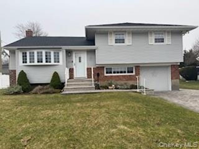 25 Alma Lane, Plainview, NY 11803