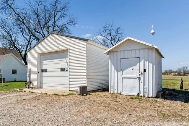 10290 W 271st Street, Louisburg, KS 66053