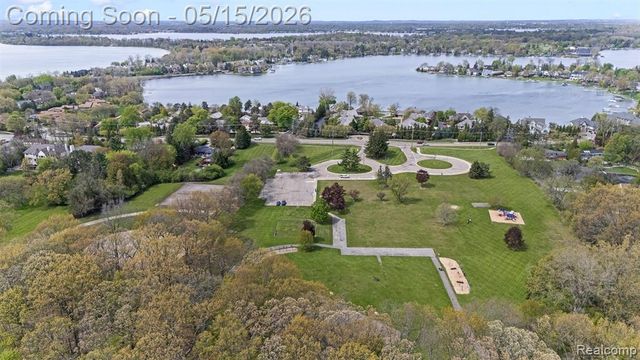 4238 Apple Valley Lane, West Bloomfield, MI 48323