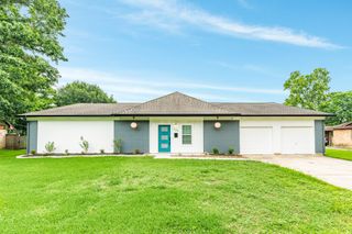 326 Linden Lane, Lake Jackson, TX 77566