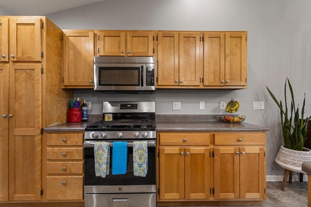 1202 Edgeview Drive, Mahomet, IL 61853