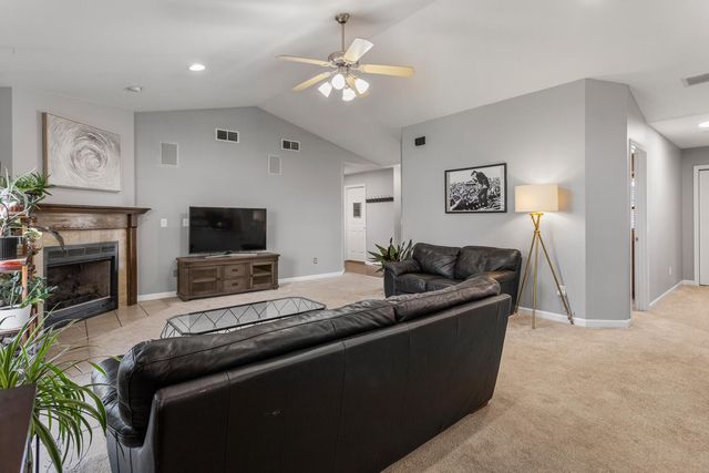 1202 Edgeview Drive, Mahomet, IL 61853