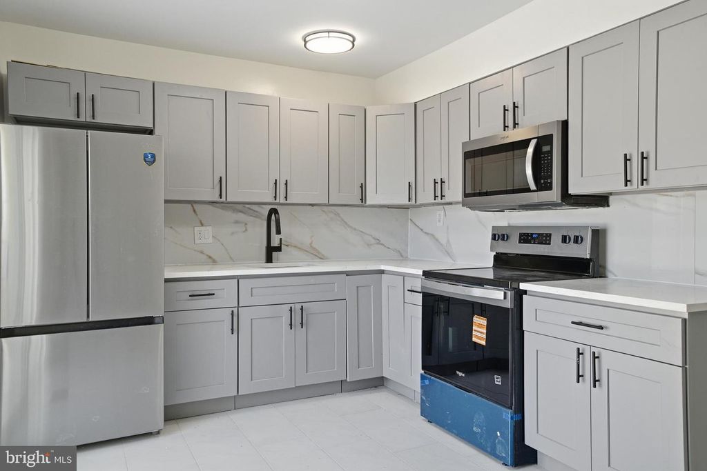 28 MELWOOD CT, Sicklerville, NJ 08081